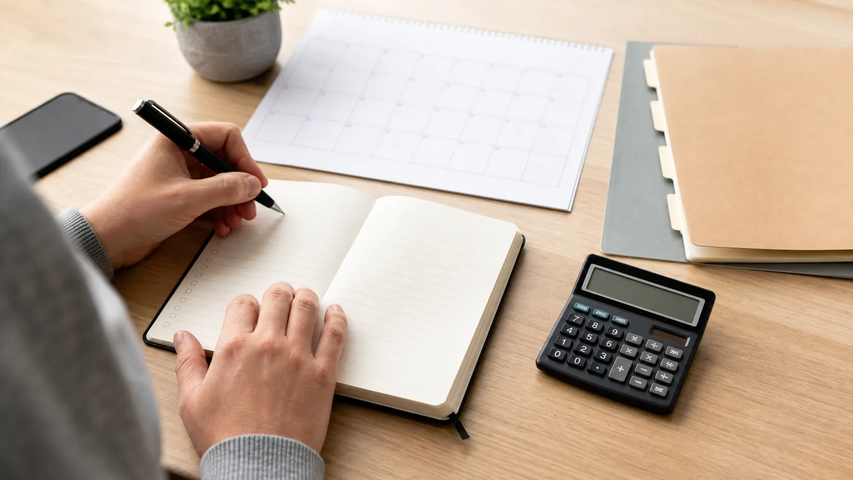 Plan de versement ETF avec calendrier, calculatrice et dossiers de compte